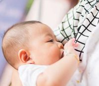 6 Helpful Tips for Breastfeeding in Public