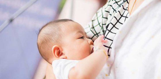 6 Helpful Tips for Breastfeeding in Public