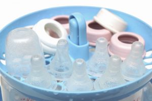 How to Keep Bottles Sterile for Travel, and Other Formula-Feeding Questions 1